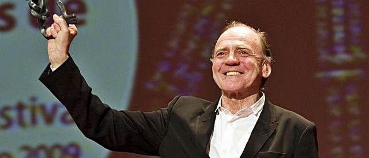 Bruno Ganz, con la Lady de Honor que le brindó el Festival de Cine de la capital grancanaria en 2009.