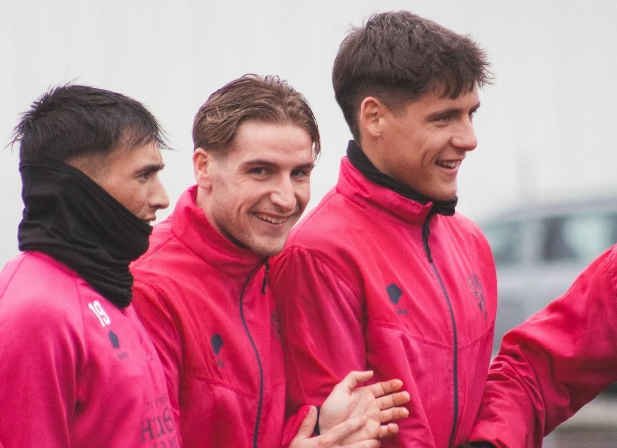 Cantero, en el centro, sonriente durante un entrenamiento de la SD Huesca.