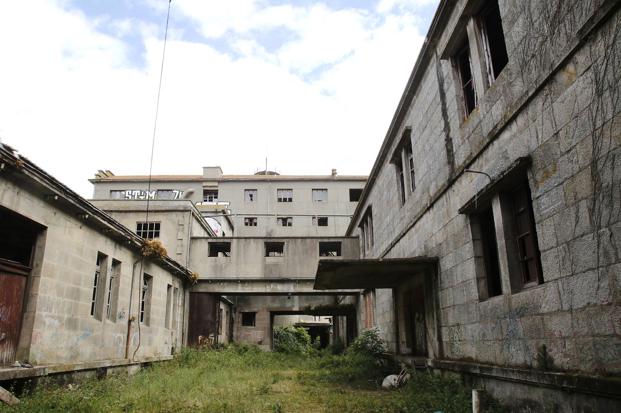 Patio interior con maleza de uno de los edificios de la Panificadora en 2017 Alba Villar.jpg