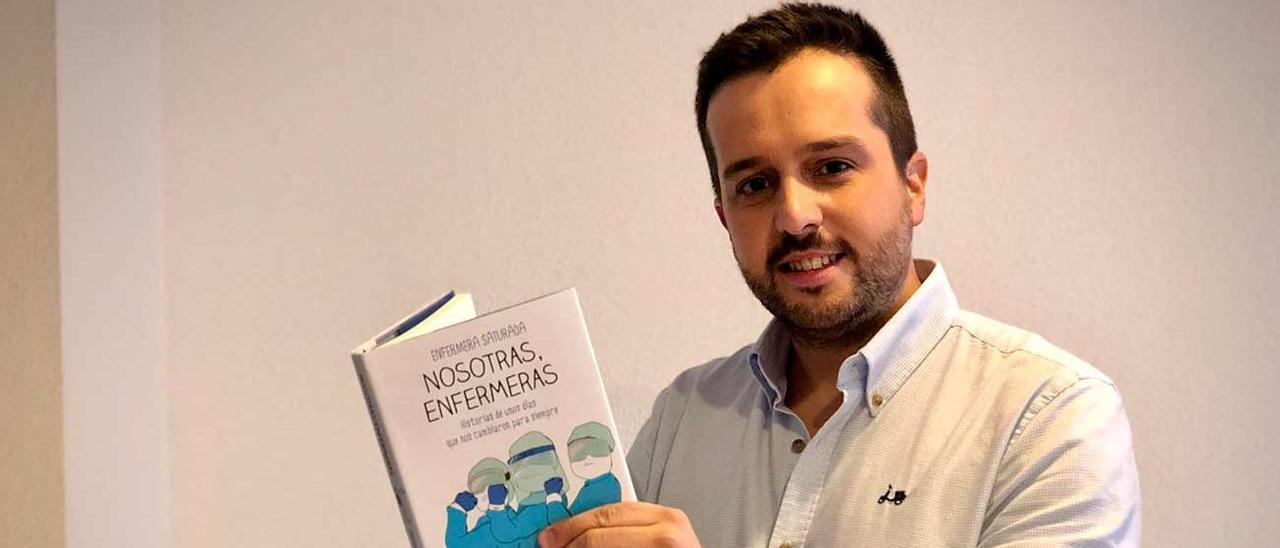 Héctor Castiñeira, con el libro sobre la pandemia.