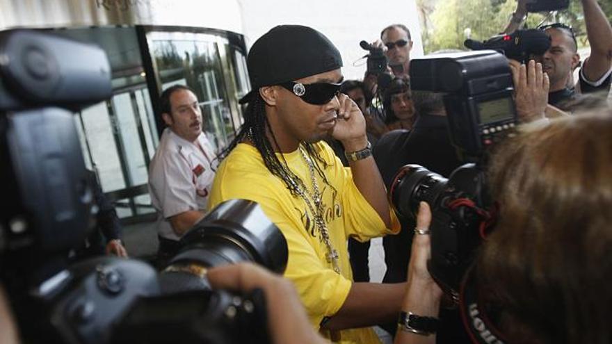 El Barça se marca 3 días para cerrar operación Ronaldinho con el City o Milan