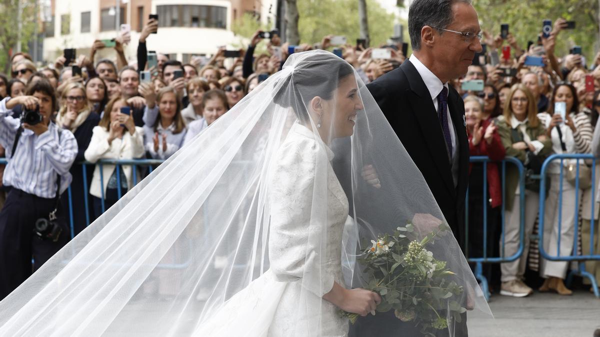La llegada a la boda de Almeida y Teresa Urquijo: él, nervioso; ella, con un vestido de novia con historia