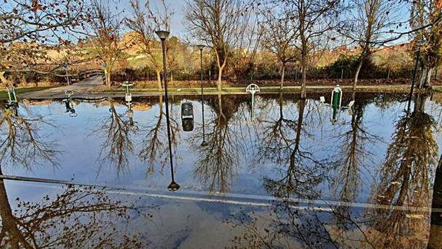 Parque biosaludable junto al Prado de las Pavas inundado. A. G.