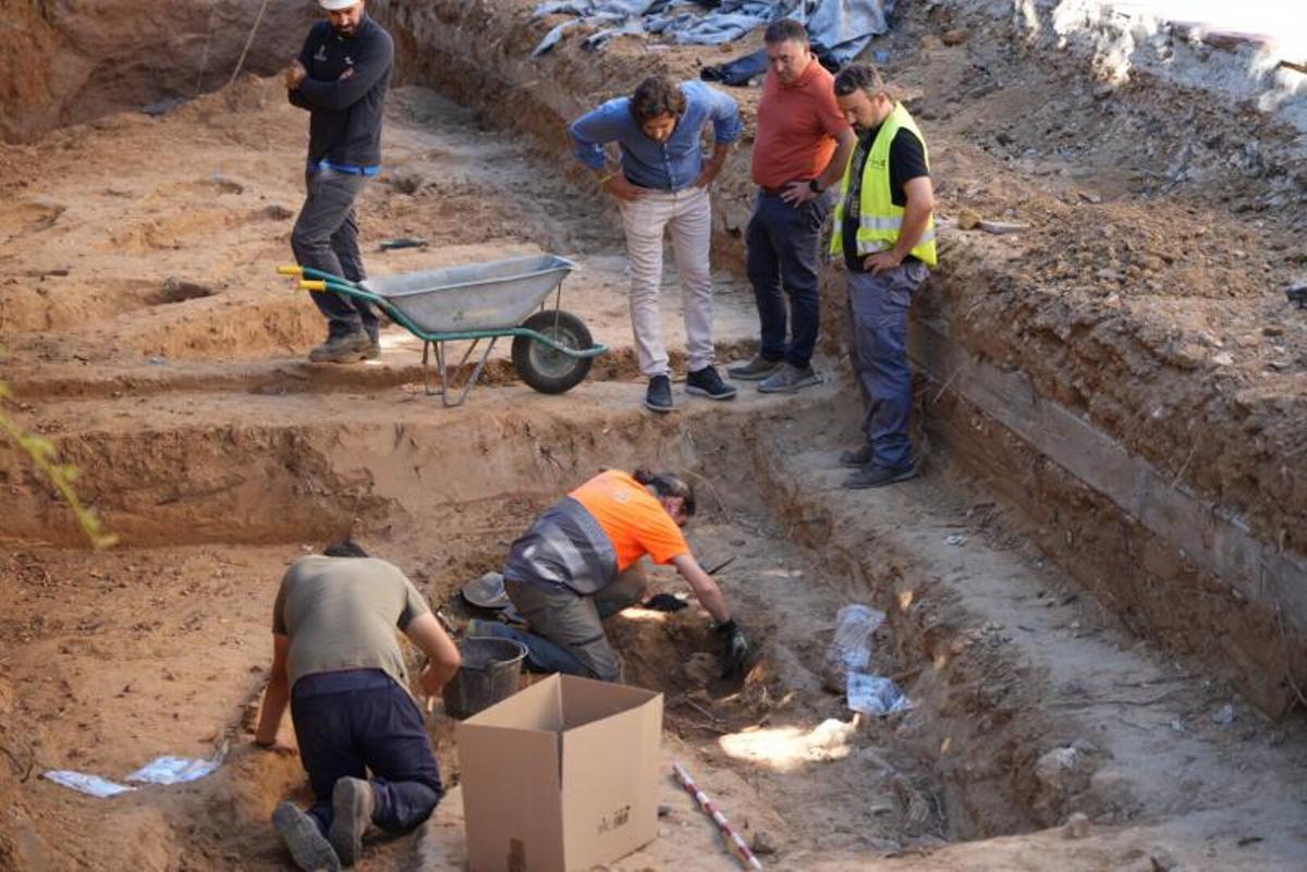 El concejal, Carlos Urueña, observa los trabajos de exhumación de los cuerpos de los enterramientos islámicos, ayer.
