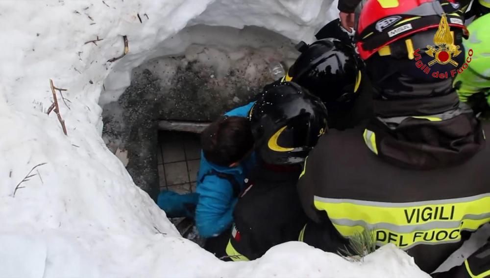 Operacions de rescat a l'hotel sepultat a Itàlia