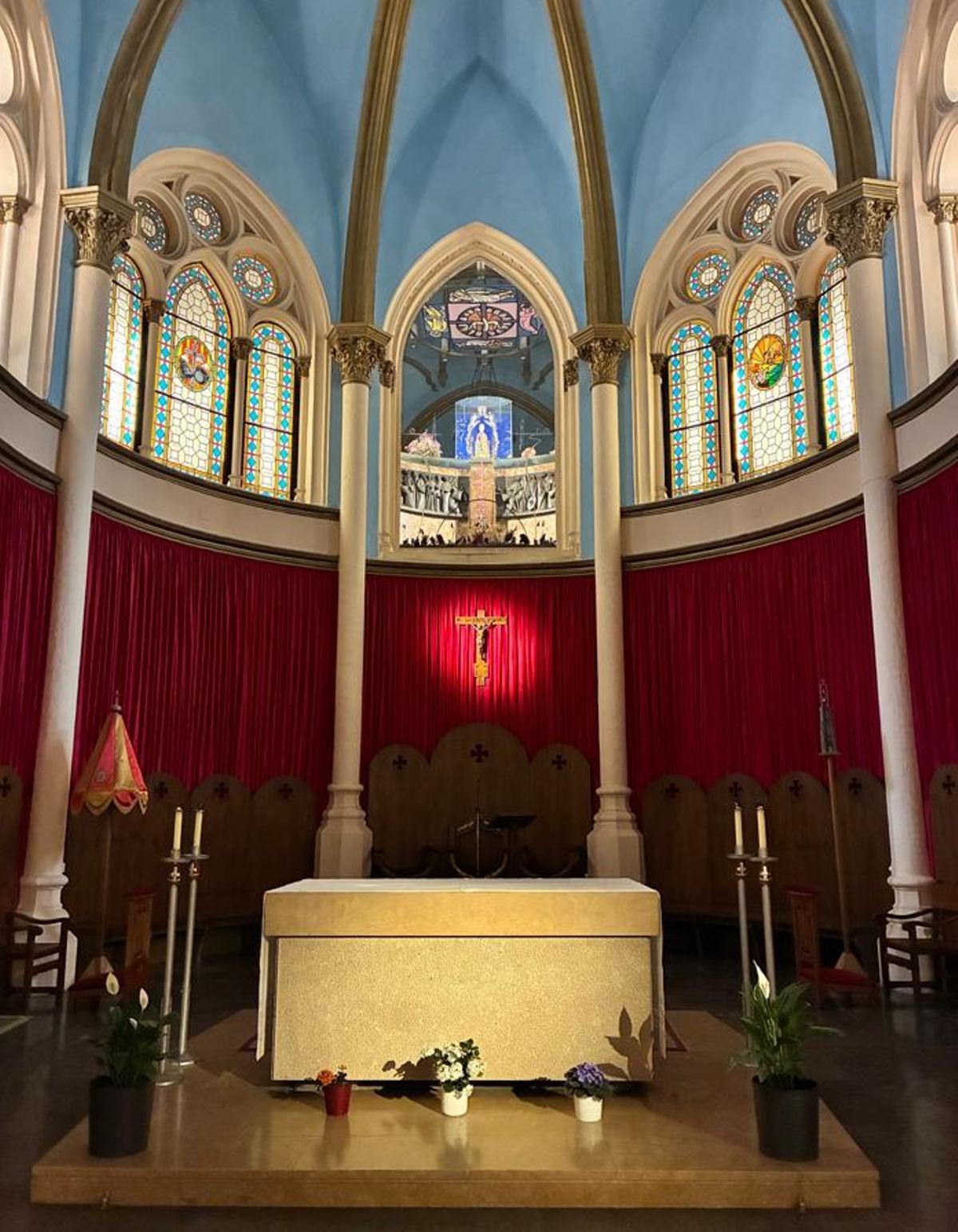 L'interior del santuari de Núria; al fons, a dalt, el cambril de la marededeu.