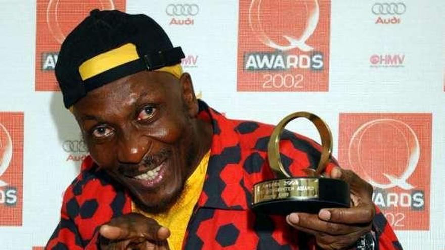 Jimmy Cliff, recibindo un galardón musical. / la opinión