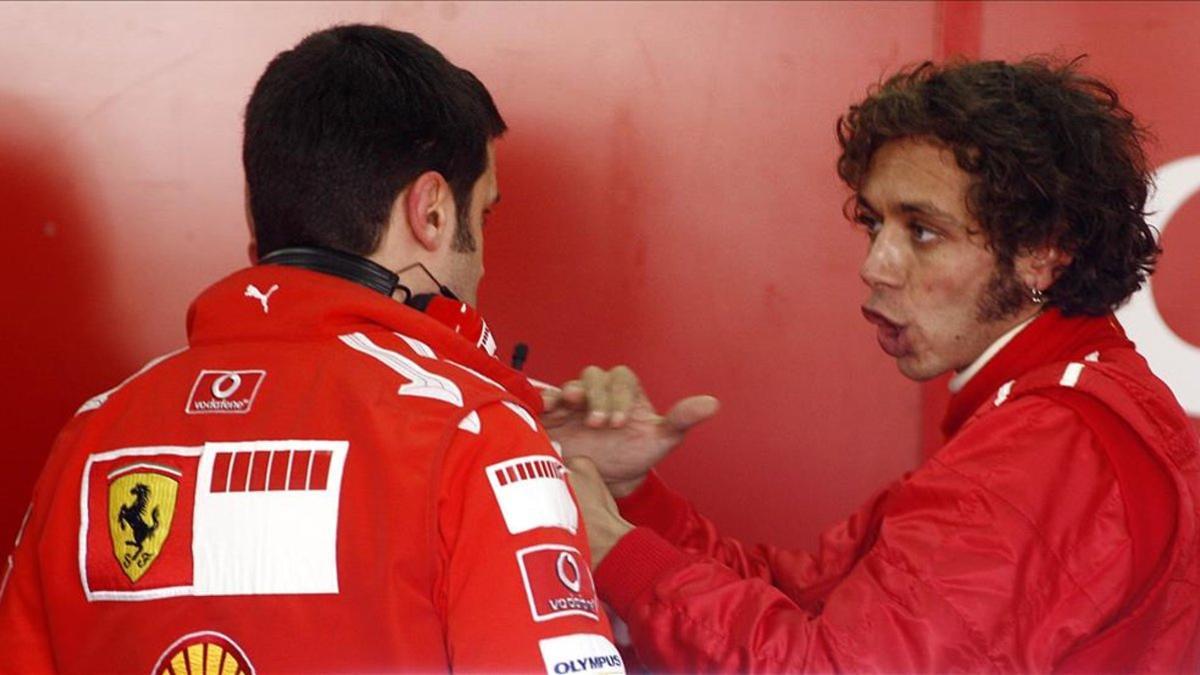 Valentino intercambiando información con los ingenieros de Ferrari