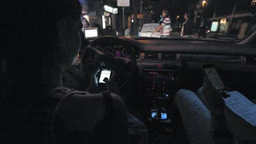 Berlín multará con 25.000 euros el uso del servicio de Uber para buscar taxi