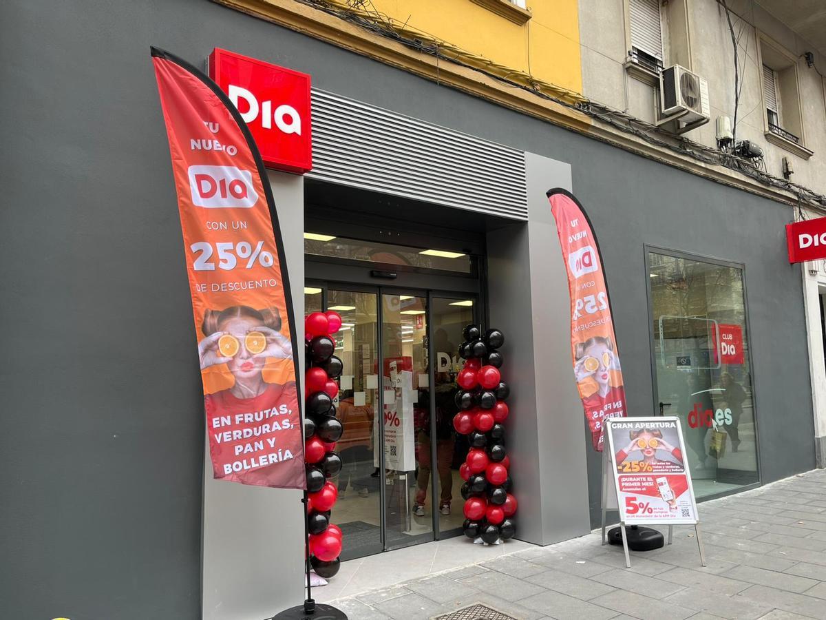 Entrada del nuevo supermercado Día en la avendia de Fernando el Católico, Zaragoza