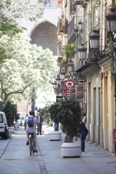 Bicis y peatones toman la calle Serranos.