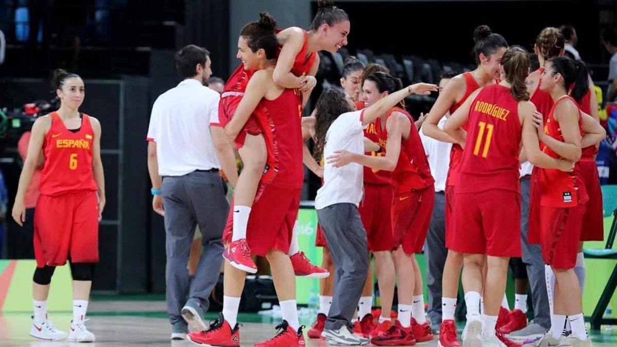 Las jugadoras españolas celebran la medalla de plata obtenida en Río-2016.