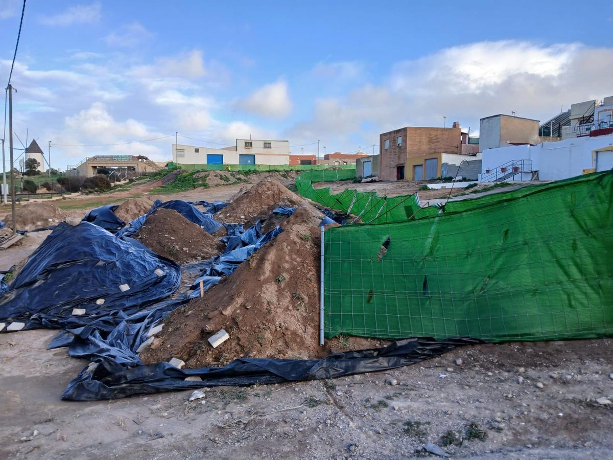 Montones de tierra acumulados en la parcela municipal contaminada de Los Mateos en Cartagena esta semana