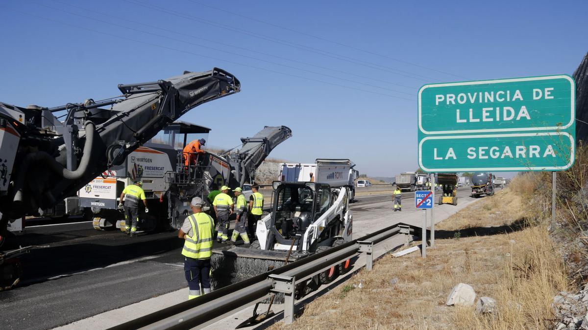 Maquinària treballant a l'A-2, al límit de la Segarra amb la comarca de l'Anoia