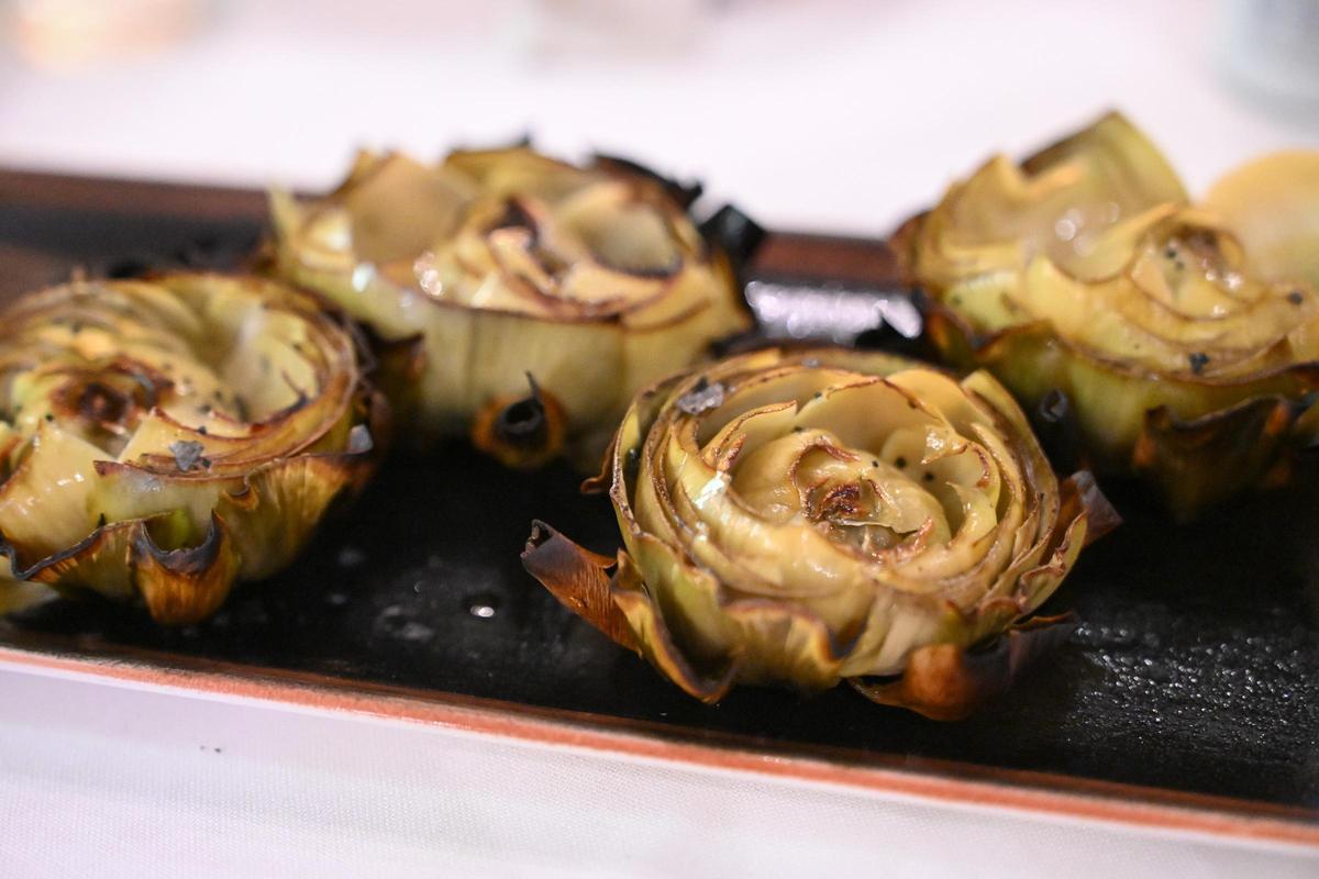 Alcachofas a las brasas de horno «Josper».