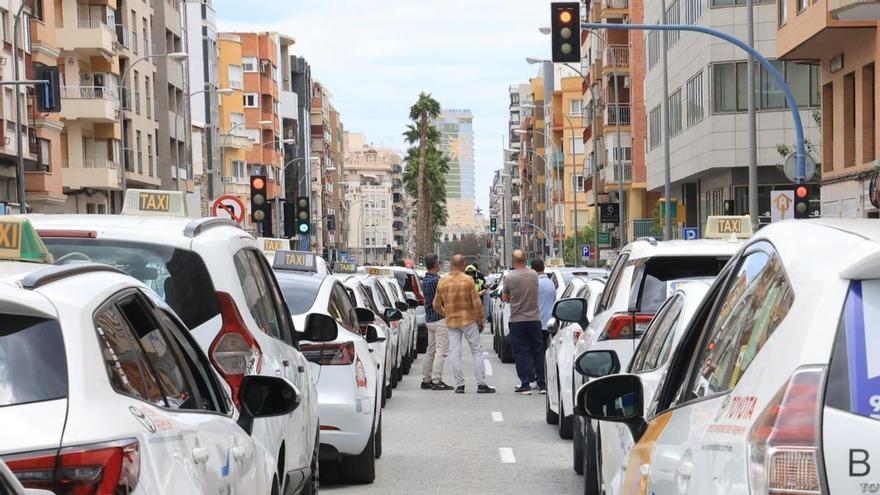 El Consell reparte concesiones en la batalla entre taxi y VTC con un aviso a navegantes: paraliza licencias y aumenta multas