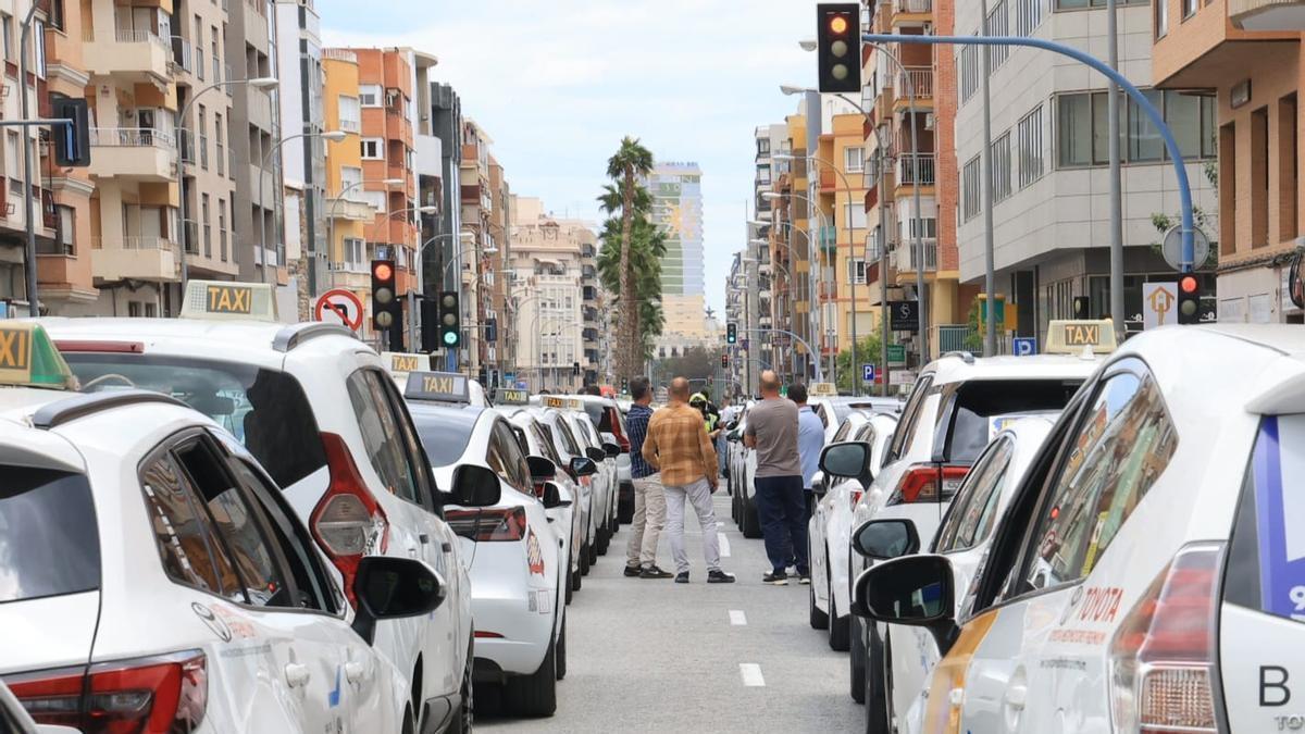 Los taxistas se manifiestan en Alicante y colapsan el centro de la ciudad