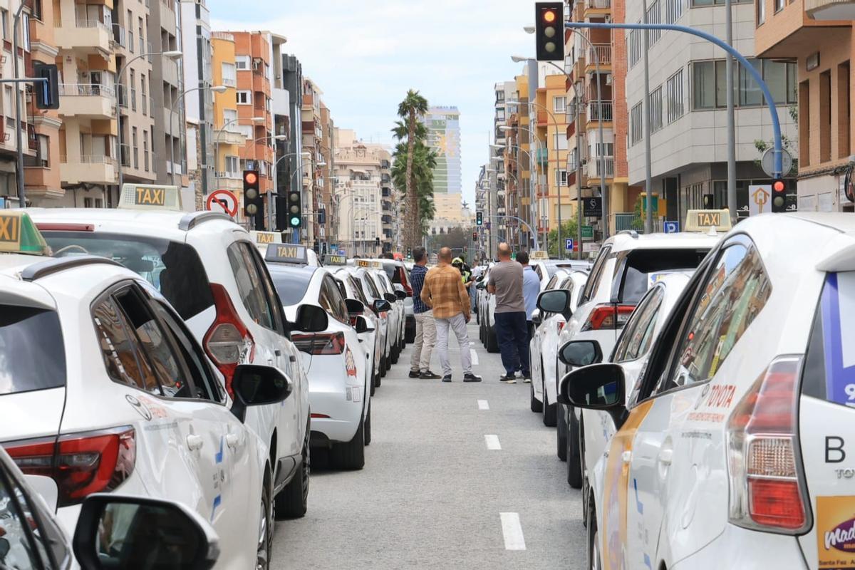 Los taxistas se manifiestan en Alicante y colapsan el centro de la ciudad.