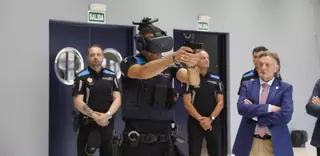 La Policía Local de Oviedo estrena el simulador táctico "Octopus": cuando el malo está en otra dimensión