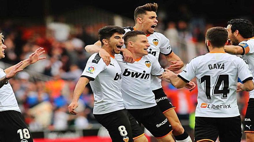 Los futbolistas del Valencia celebran un gol en Mestalla.