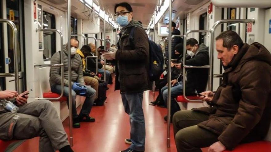 Ciudadanos de Milán en el metro, el martes por la tarde.