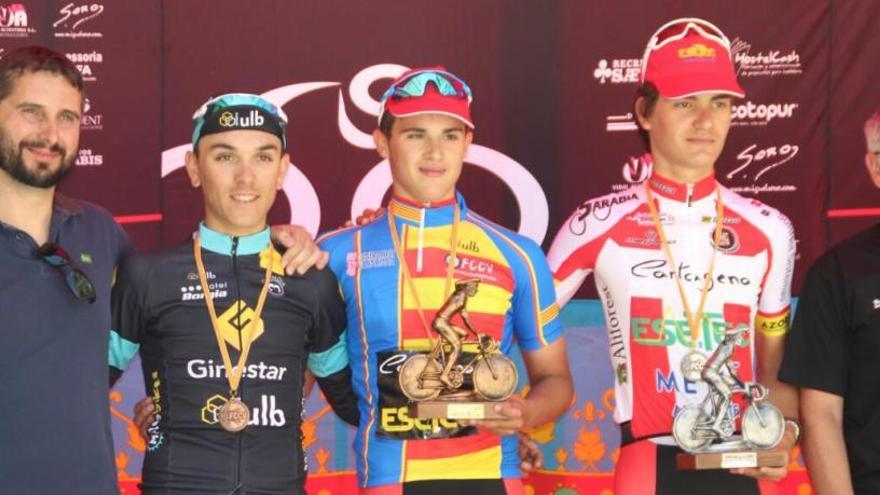 Marcos Hinojosa, con el maillot de campeón autonómico, junto a Óscar Sánchez y Alejandro Gregorio