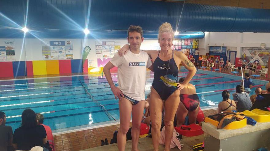 Alfredo Ferreiro y Cristina Colomo en la piscina de Caldas. |  // SALVOUR