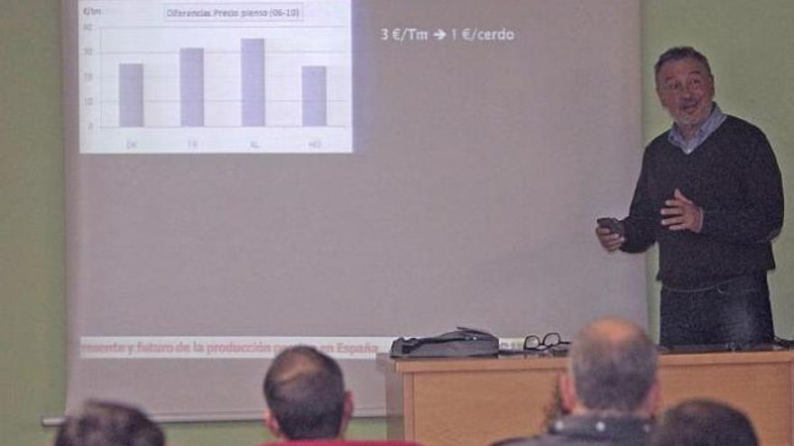 El ingeniero Josep Bernaus durante su exposición ante los asistentes al curso de porcino.