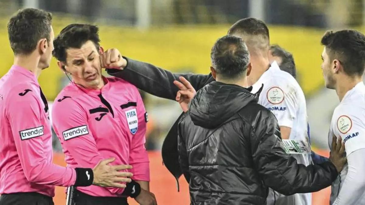 El turco Umut Meler, árbitro del Real Madrid - Stuttgart, cuando recibió un puñetazo de Faruk Coca, presidente del Ankaragucu.