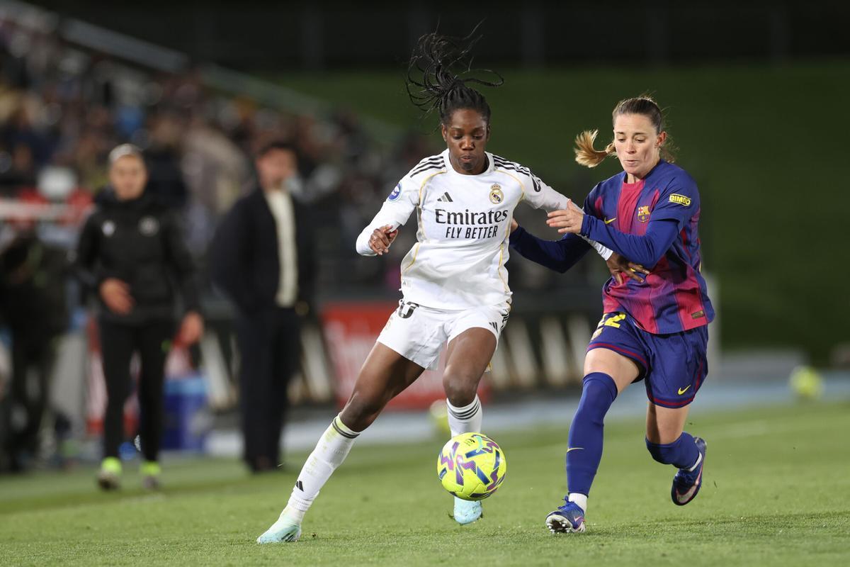 La defensora del FC Barcelona Ona Battle (d) lucha el balón con Naomie Feller, del Real Madrid, durante el partido de Liga F que Real Madrid y FC Barcelona del pasado domingo.