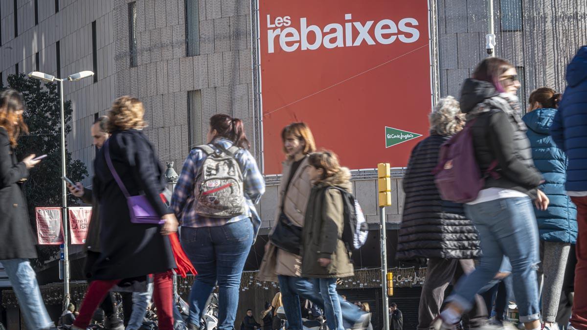 Las rebajas de la inflación arrancan con mejor previsión de empleo y ventas. Negocios con cartelas anunciando Rebajas en negocios del centro de Barcelona.