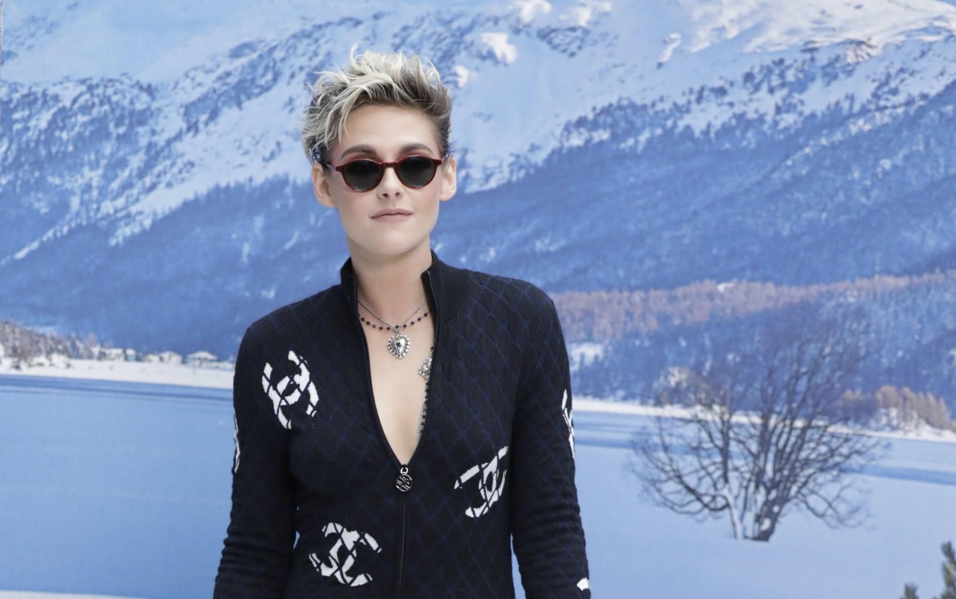 Kristen Stewart con gafas de sol negras