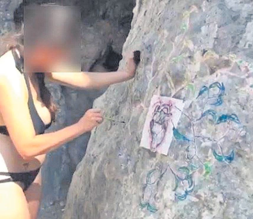 Jóvenes se graban mientras dibujan las rocas del Torrent de Pareis