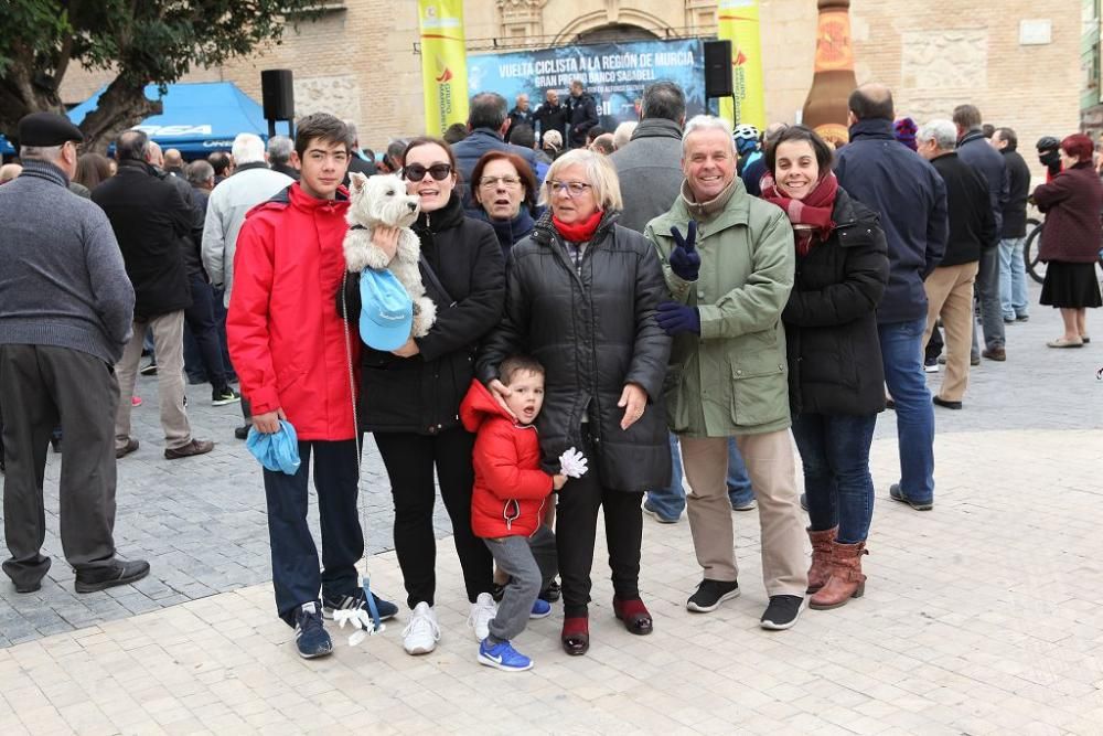 Ambiente a la salida y la llegada de la Vuelta Ciclista a Murcia