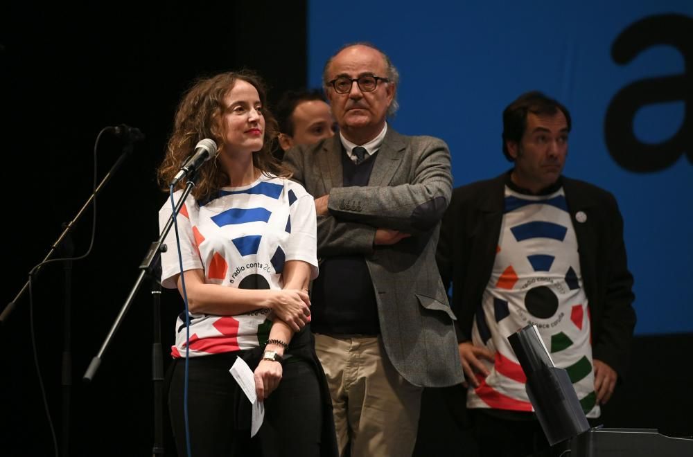 A Radio Conta celebra en el teatro Rosalía su quinta edición, en la que homenajeó a Ángel Gómez Hervada y recaudó fondos para Aspace