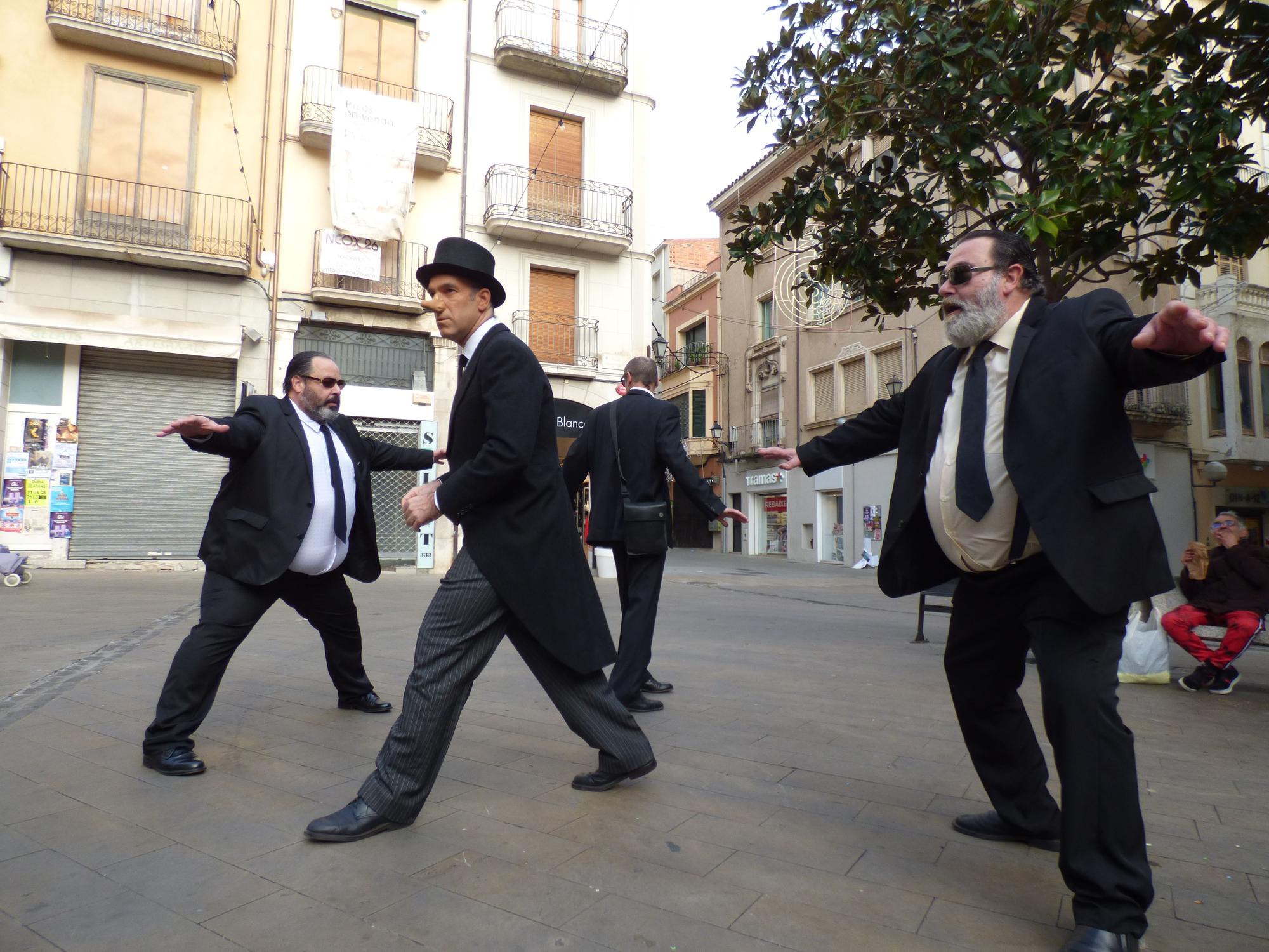 L'Home dels Nassos i els seus guardaespatlles es passegen per Figueres