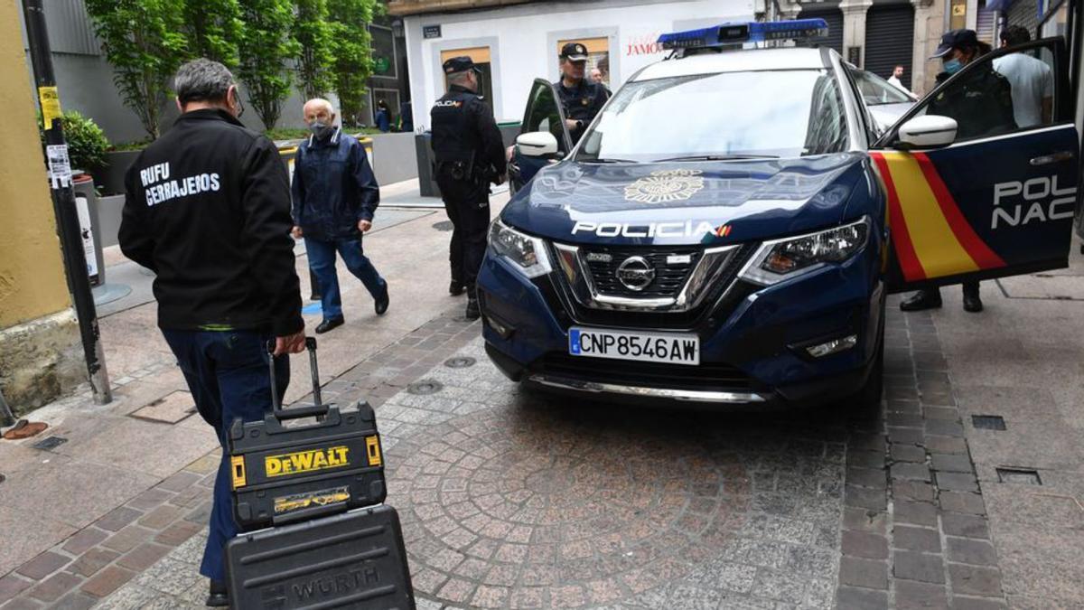 La policía, a la puerta del edificio de la Barrera.   | // VÍCTOR ECHAVE