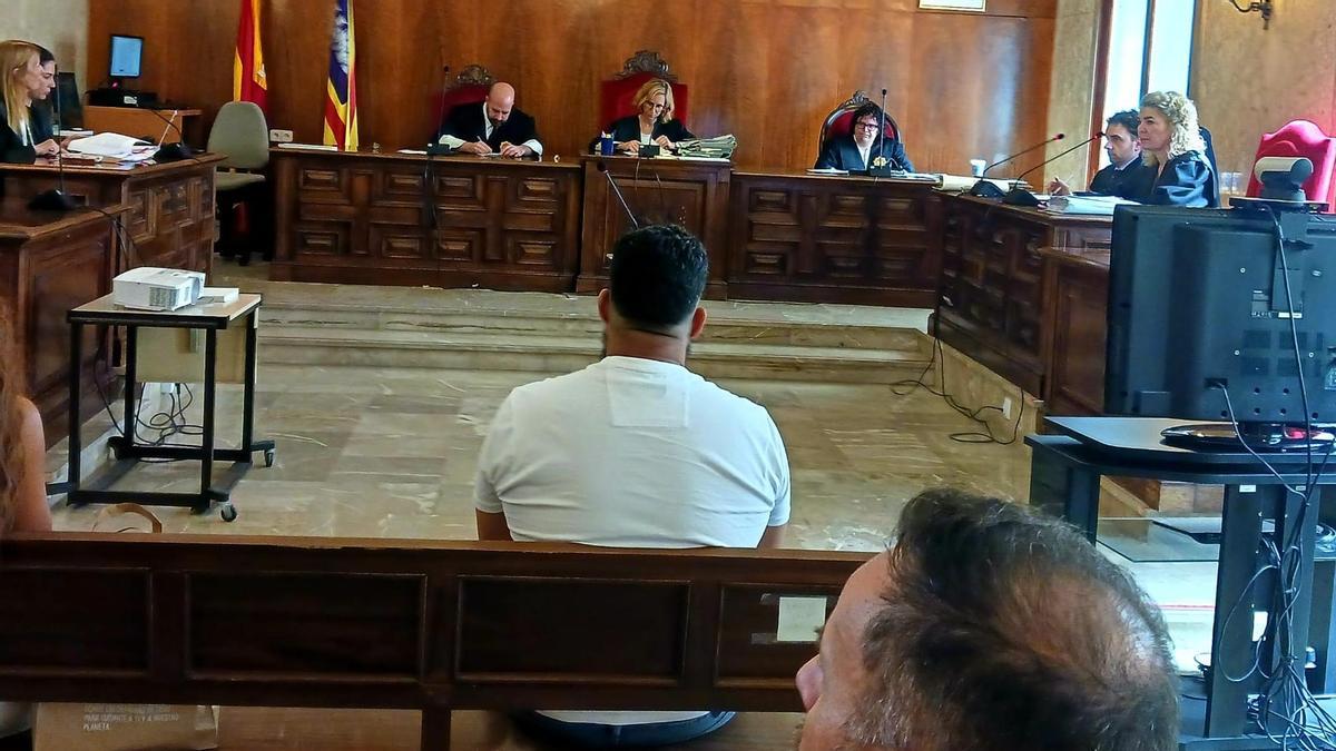 El acusado, de 31 años, sentado en el banquillo esta mañana en la Audiencia de Palma.