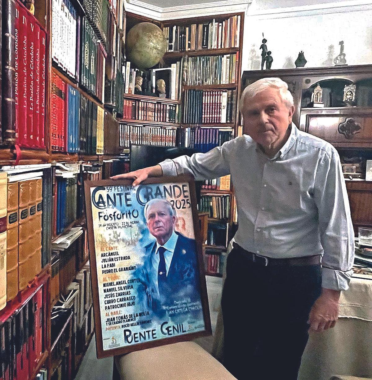 Juan Ortega junto al cartel de la 59ª edición del festival de Cante Grande de Puente Genil.