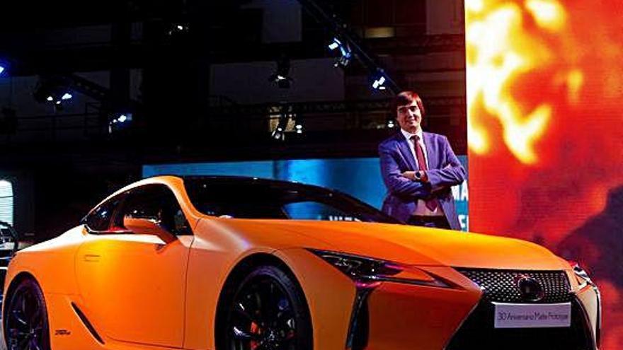 El director de Lexus España, Leo Carluccio, posa al costat del model LC 500h Matte Prototype.