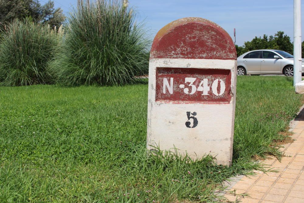 Kilómetro 5 de la Nacional 340, a la salida de Casas de Bárcena. En bastante buen estado (como los que se pueden ver antes en Tavernes Blanques y Bonrepos i Mirambell)