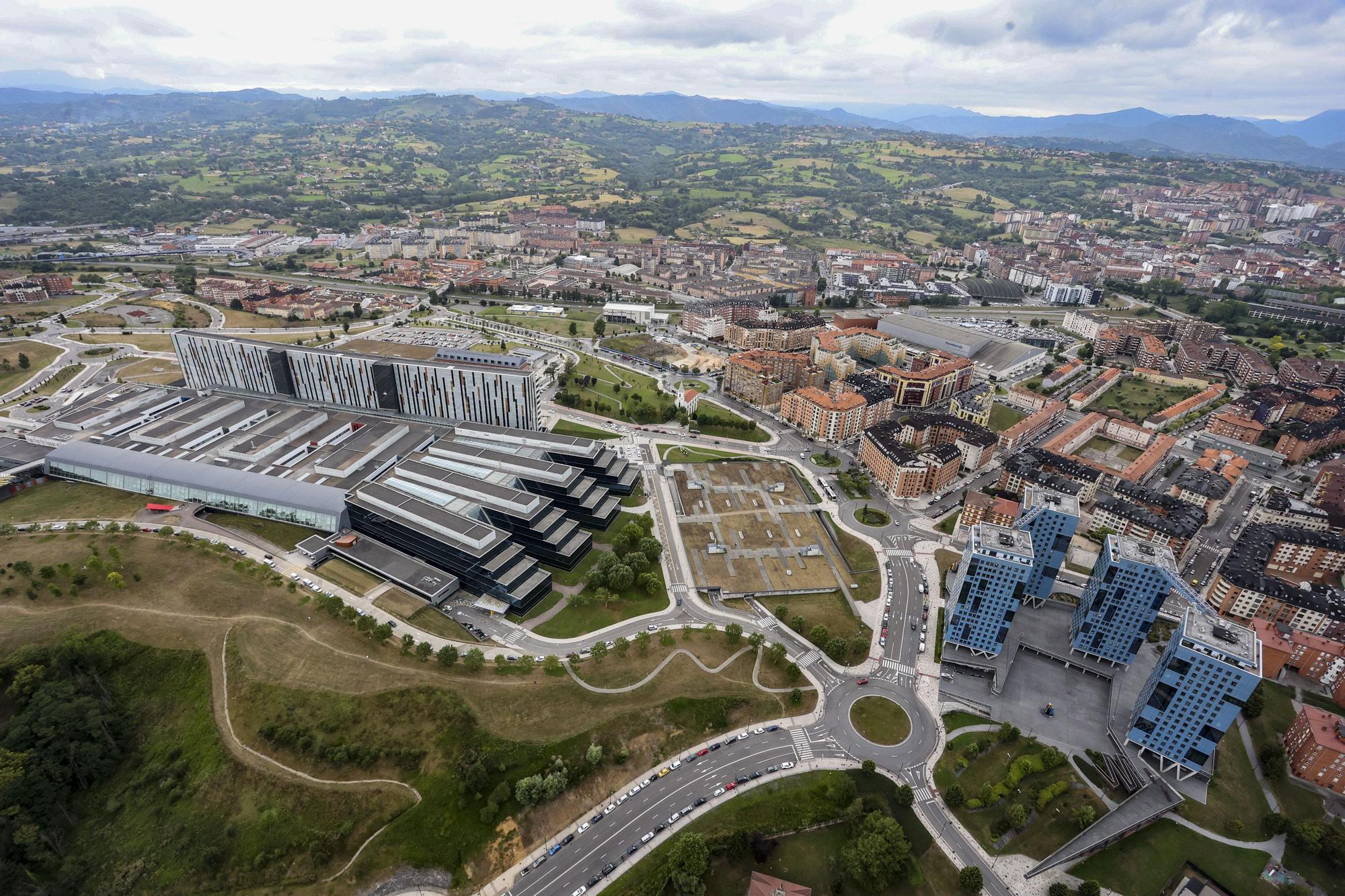 Sobrevolamos Asturias en el helicóptero de la Policía Nacional: esto es lo que ven