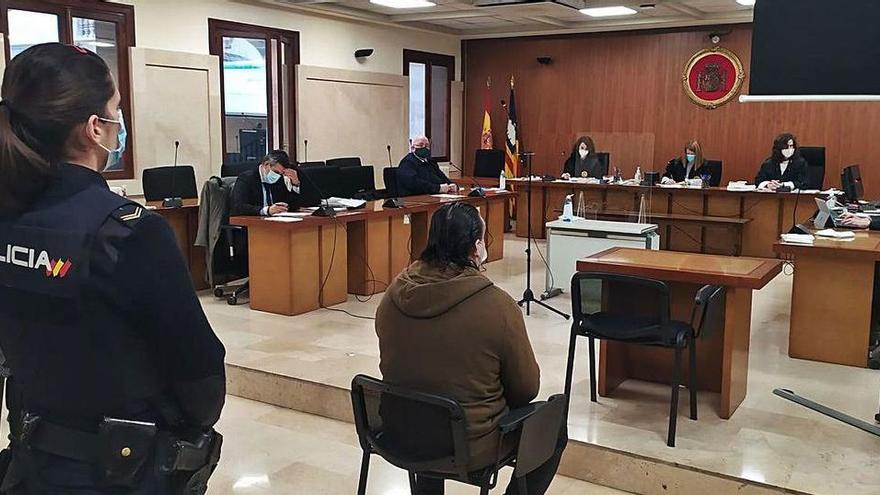 Sebastián B.P., en la Audiencia Provincial durante el juicio por estafar a un anciano.