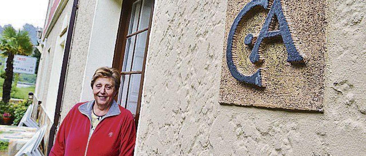 Remedios Fernández Fernández, a la puerta de El Bolero, la primera casa rural que abrió, en Canero (Valdés).