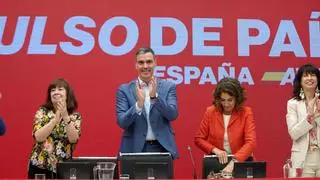 El PSOE da autonomía a Illa para explorar pactos y Sánchez toma impulso: "Estoy feliz"