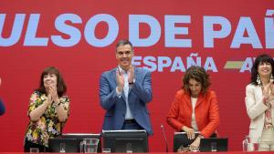 Pedro Sánchez, junto a Cristina Narbona y María Jesús Montero, este lunes en la sede del PSOE