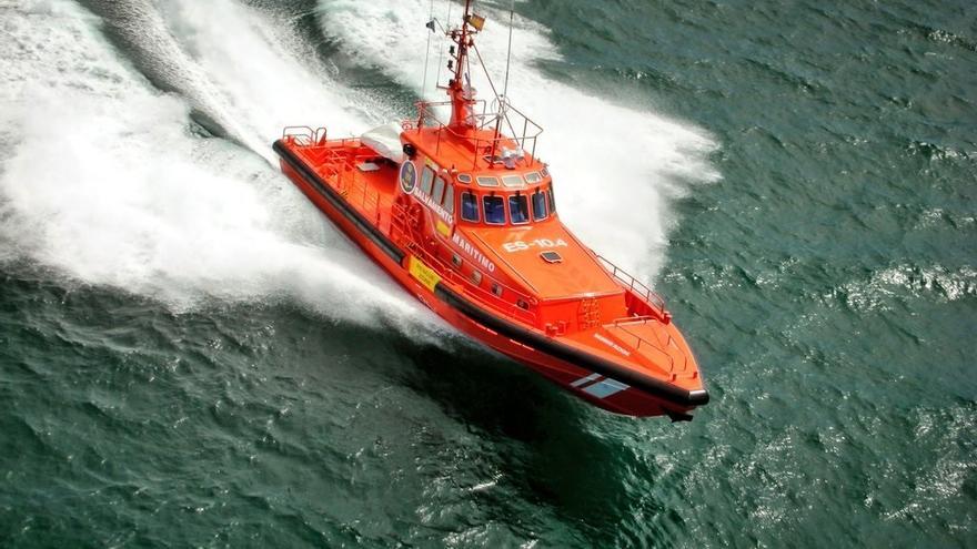 Rescatado in extremis un hombre que intentó cruzar el Estrecho en una balsa de juguete