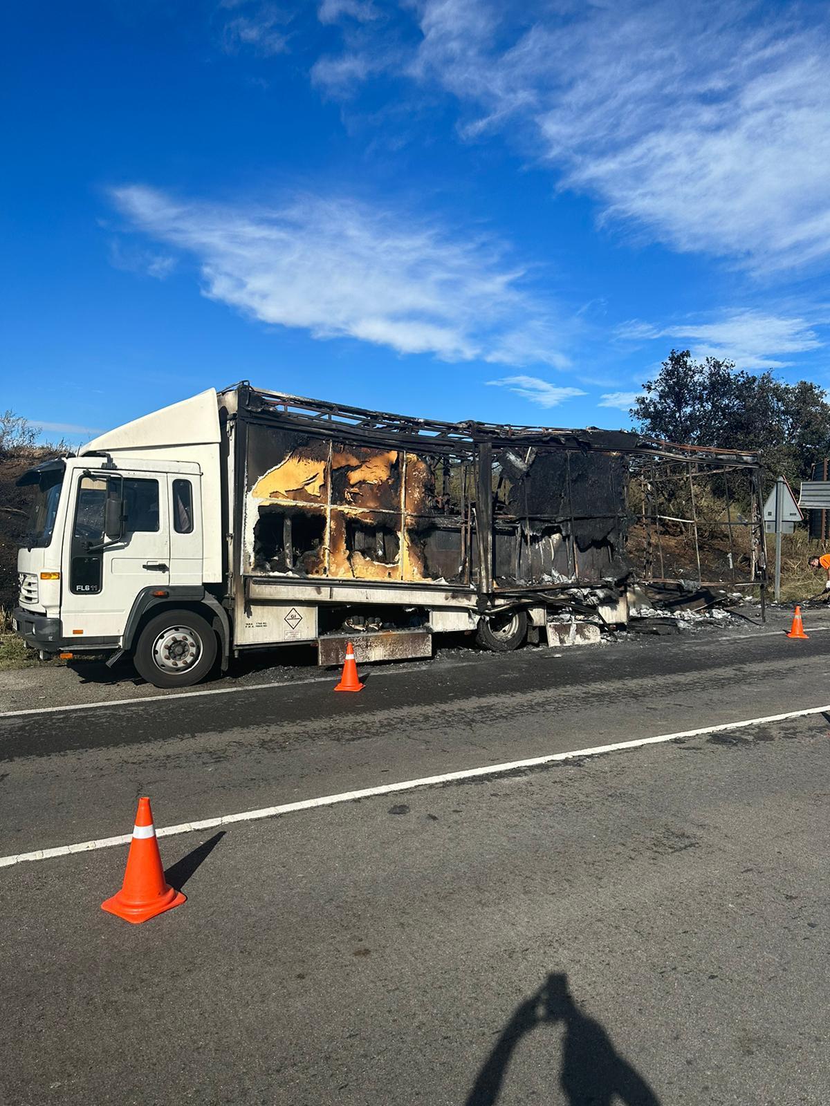 Dos ferits per inhalació de fum en l'incendi d'un camió a Llagostera