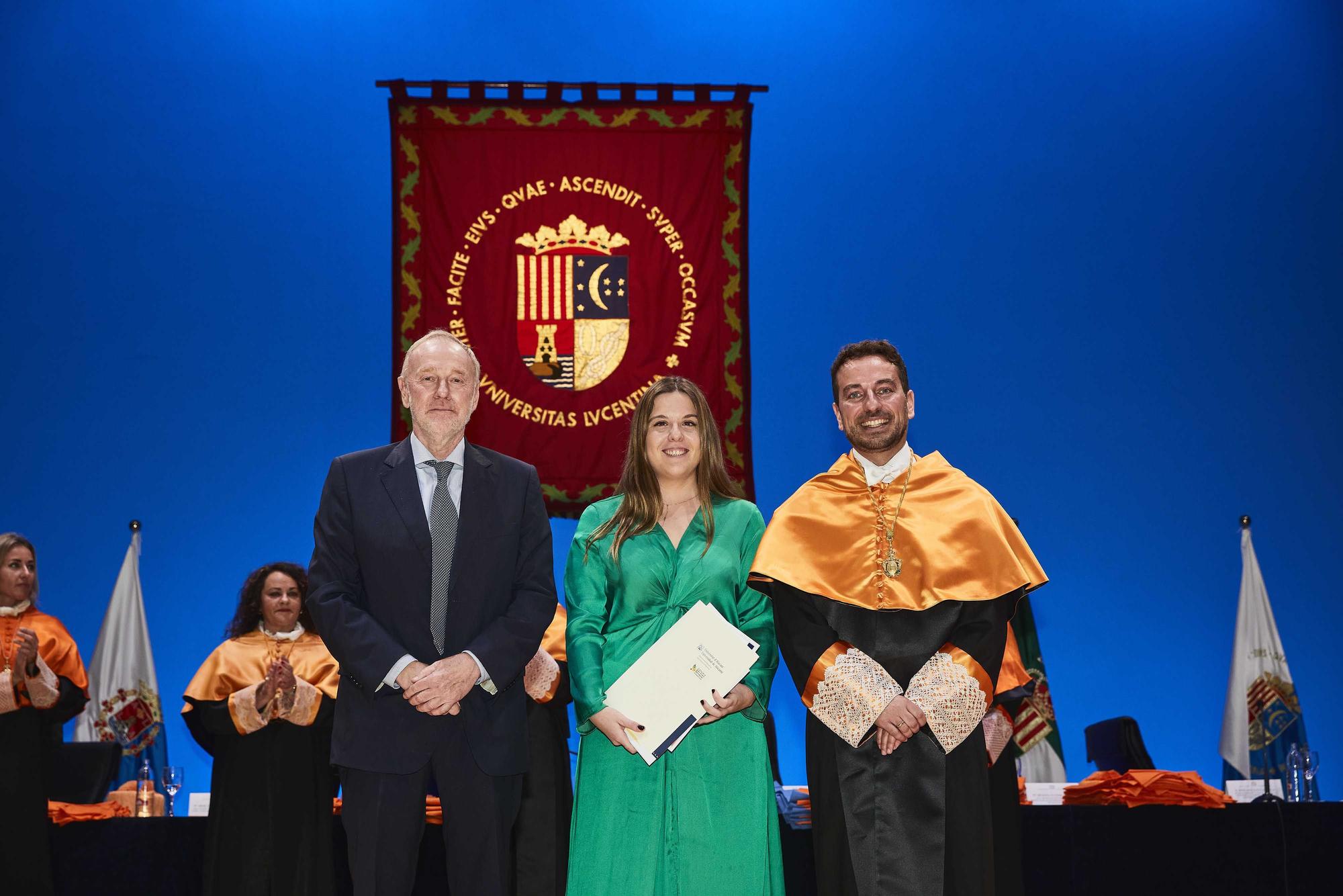 Graduación de los alumnos en los grados en Administración y Dirección de Empresas, Economía, Marketing, Sociología, dobles grados en Ingeniería Informática + ADE y Turismo + ADE, y los másteres universitarios en Administración y Dirección de Empresas, Cooperación al Desarrollo, Dirección y Planificación del Turismo, Economía Aplicada, Economía Cuantitativa e Innovación Social y Dinámicas de Cambio de la Universidad de Alicante.