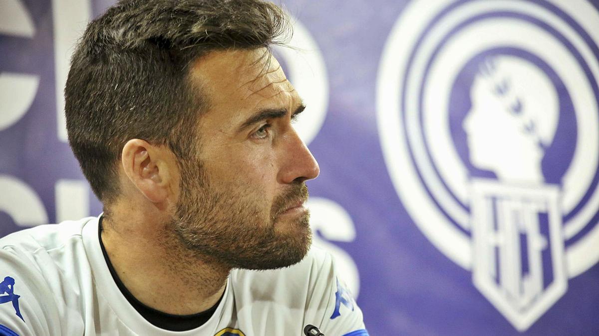 El portero y capitán del Hércules Ismael Falcón, ayer en la sala de prensa del estadio José Rico Pérez. | PILAR CORTÉS